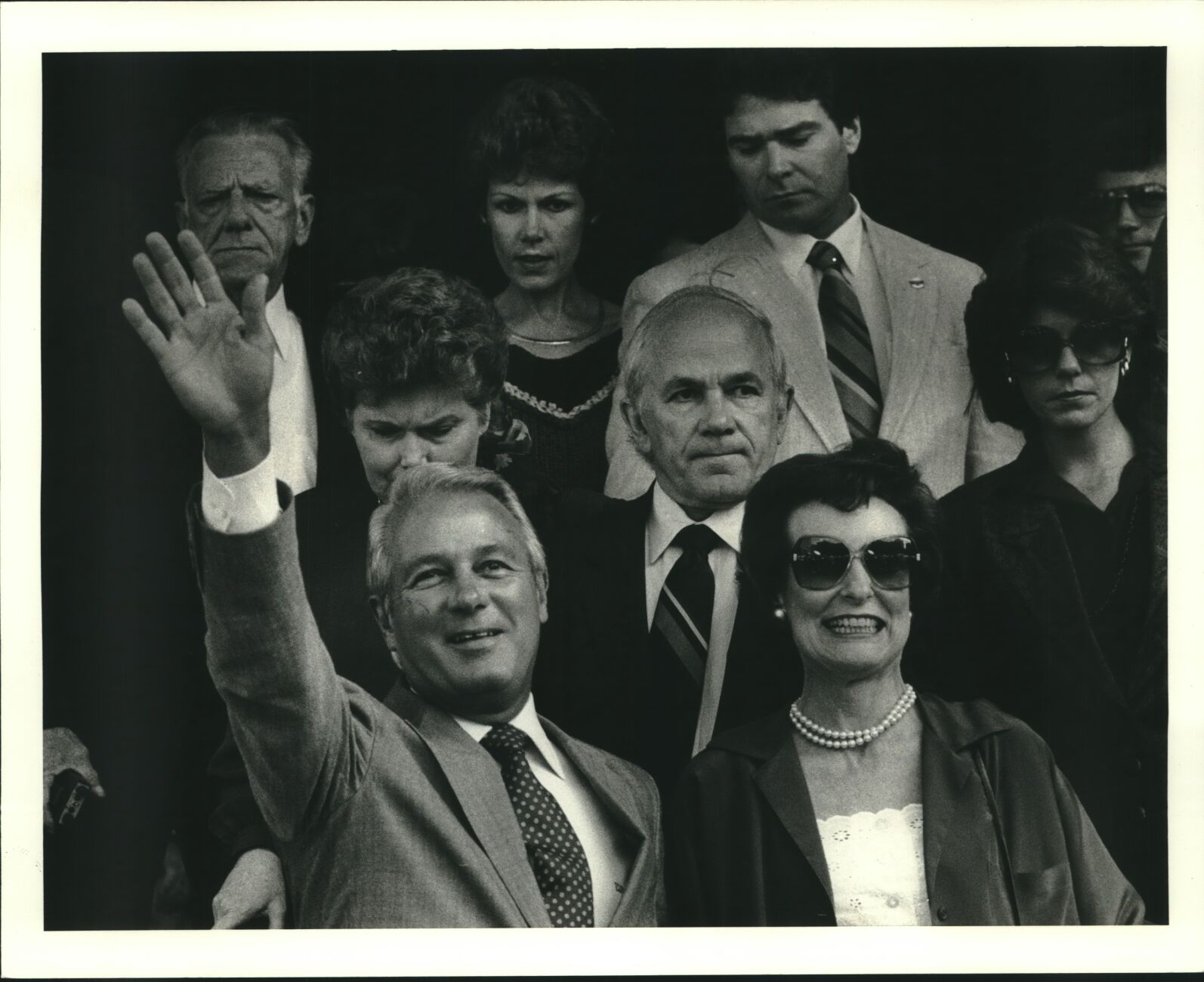 1985 Press Photo Gov. Edwards waves to crowd during his trial break.